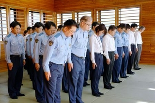 　長野県警中野署で黙とうする署員ら＝２５日午後４時２６分