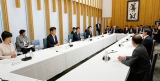 　首相官邸で開かれた、女性の健康課題などを議論する副大臣会議＝２５日午後