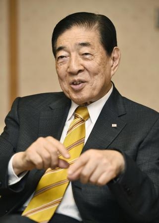 　インタビューに答える日本赤十字社社長の近衛忠☆さん＝２０１４年９月、東京都港区（注）☆は火ヘンに軍