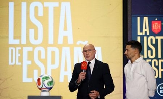　Ｗ杯北中米３カ国大会のスペイン代表メンバーを発表するデラフエンテ監督＝２５日、マドリード（ロイター＝共同）