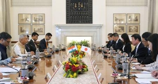 　インドのジャイシャンカル外相（左から２人目）らと会談する茂木外相（右から３人目）＝２５日、ニューデリー（共同）
