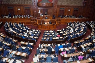 　再審制度を見直す刑事訴訟法改正案が審議入りした衆院本会議＝２６日午後