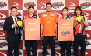 　新チーム名「アランマーレ秋田庄内」を発表し、記念写真に納まる川釣奈津選手（左から２人目）ら＝２６日午後、秋田県庁