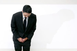 　取材に応じ、謝罪するプロ野球巨人の阿部慎之助前監督＝２６日午前、東京・大手町