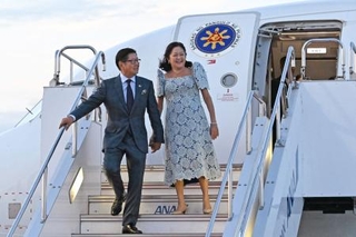 　羽田空港に到着したフィリピンのマルコス大統領夫妻＝２６日午後（代表撮影）