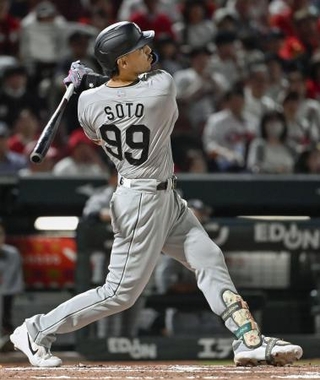 　８回ロッテ２死二、三塁、代打ソトが右翼に２点二塁打を放つ＝マツダ