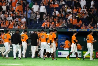 　ソフトバンクに敗れ、引き揚げる巨人ナイン＝東京ドーム