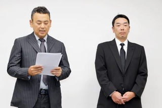 　取材に応じるプロ野球巨人の阿部慎之助前監督。左は長女の手紙を読む代理人＝２６日午前、東京・大手町