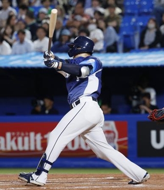 　１１回西武１死二塁、渡部が右翼線に決勝の適時二塁打を放つ＝神宮