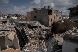 　２６日、レバノン南部スールで、イスラエルの空爆により破壊された町並み（ゲッティ＝共同）