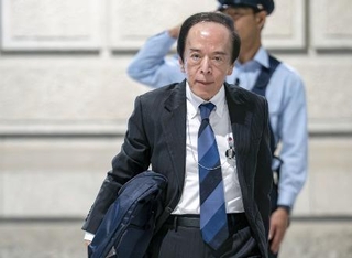 　日銀本店に入る植田総裁＝４月