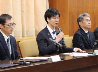 　オンラインで開いた食品関連の業界団体などとの情報交換会であいさつする鈴木農相（中央）＝２７日午前、農水省