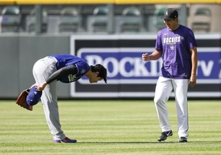 　４月２０日、試合前にロッキーズ・菅野（右）とあいさつを交わすドジャース・大谷＝デンバー（共同）