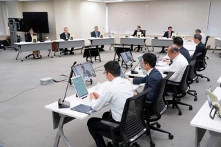 　虚偽申請をした電力会社などに対する罰則導入を検討すると明らかにした原子力規制委の定例会合＝２７日午前、東京都港区