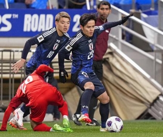 　サッカーＷ杯北中米３カ国大会アジア最終予選のバーレーン戦前半、競り合う久保。左は堂安＝埼玉スタジアム＝２０２５年３月、埼玉スタジアム