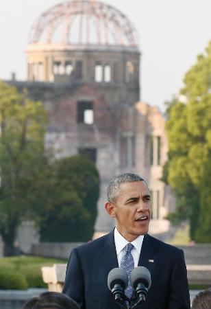 　現職米大統領として初めて広島を訪問し、原爆ドームを背に演説するオバマ氏＝２０１６年５月２７日、広島市の平和記念公園