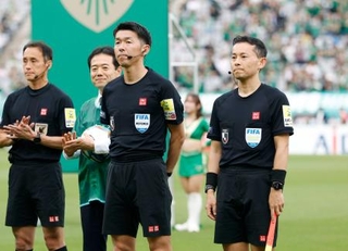 　サッカーＷ杯北中米３カ国大会の担当審判員に選ばれた三原純副審（右）と荒木友輔主審（同２人目）＝２４日、味スタ