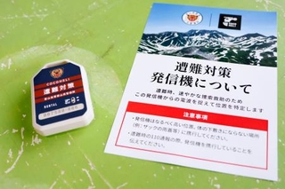 　富山県警が登山者に無料で貸し出す「ココヘリ」の発信機（左）