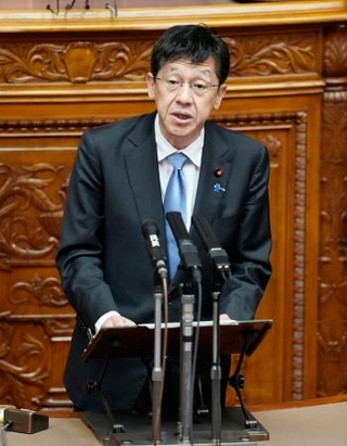 　参院本会議で答弁する松本デジタル相＝２７日午前