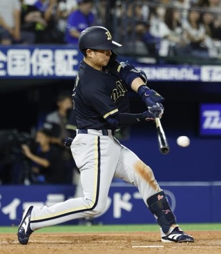 　５回オリックス２死満塁、若月が中前に２点打を放つ＝横浜
