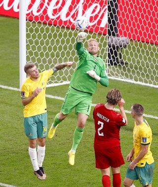 　サッカーＷ杯カタール大会でプレーするデンマークのＧＫシュマイケル（中央）＝２０２２年１１月（共同）