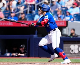 　マーリンズ戦の６回、勝ち越しの１１号ソロを放つブルージェイズ・岡本＝トロント（ゲッティ＝共同）