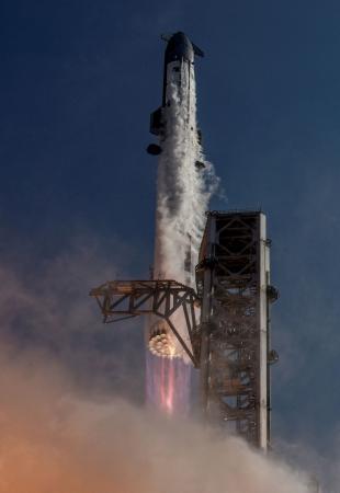 　飛行試験のため打ち上げられる米スペースＸの大型宇宙船「スターシップ」＝２２日、米テキサス州（ロイター＝共同）