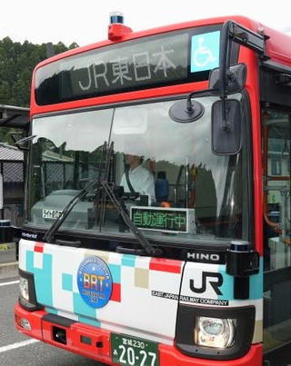 　「自動運行中」と表示されたバス＝２８日午前、宮城県登米市