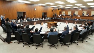 　医療保険制度改革に向けた健康保険法などの改正案を与党などの賛成多数で可決した参院厚労委＝２８日午後、国会