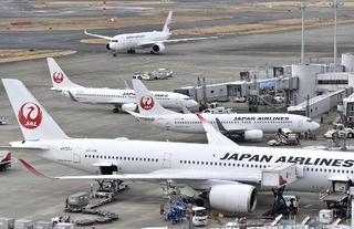 　羽田空港の駐機場に並ぶ日本航空の機体