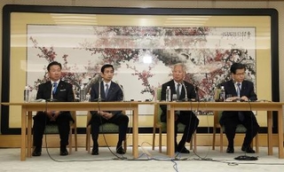 　皇族数確保策に関する全体会議終了後、記者会見する森英介衆院議長（中央右）ら＝５月、衆院議長公邸