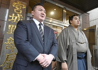 　２０２４年２月、宮城野部屋で取材に応じる元横綱白鵬の宮城野親方（左）と北青鵬（いずれも当時）＝東京都墨田区