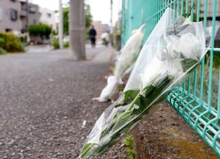 　児童らの殺傷事件から７年となり、現場に手向けられた花束＝２８日午後、川崎市多摩区