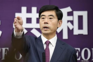　中国商務省の何亜東報道官＝２５年６月、北京（共同）