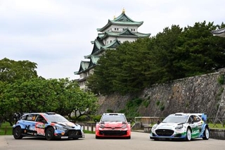 　ラリー・ジャパンのオープニングセレモニーを前に、名古屋城天守閣と写真に納まるラリーカー＝２８日、名古屋市