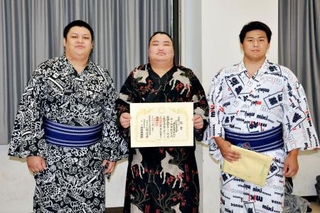 　相撲教習所の入所式に出席し、写真に納まる大森（右）と火雷。中央は教習所を卒業した旭富士＝２８日、両国国技館