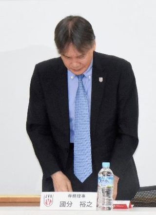 　佐藤駿一郎容疑者の逮捕を受け、謝罪する日本バレーボール協会の国分裕之専務理事＝２８日午後、東京都北区の味の素ナショナルトレーニングセンター