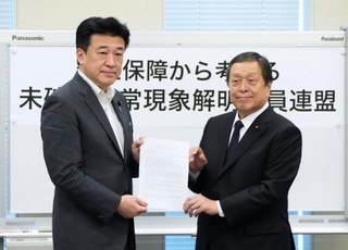 　超党派の「安全保障から考える未確認異常現象解明議員連盟」の浜田靖一会長（右）から提言書を受け取る木原官房長官＝２８日午後、国会