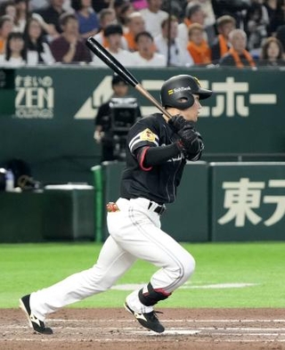 　６回ソフトバンク１死二塁、庄子が中前に勝ち越し打を放つ＝東京ドーム
