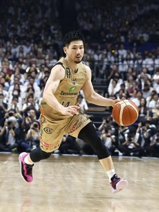 　Ｂリーグ決勝の最終戦でプレーする琉球・岸本＝横浜アリーナ