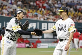 　５回を投げ終え、ベンチに戻るソフトバンク・大関。捕手山本祐＝みずほペイペイドーム