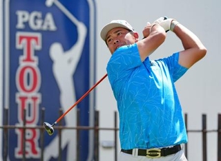 　第２ラウンド、１５番でティーショットを放つ松山英樹。通算９アンダーで２位＝コロニアルＣＣ（共同）