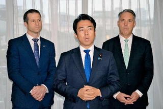 　３カ国会談に臨む小泉防衛相。左はニュージーランドのペンク国防相、右はオーストラリアのマールズ副首相兼国防相＝３０日、シンガポール（共同）
