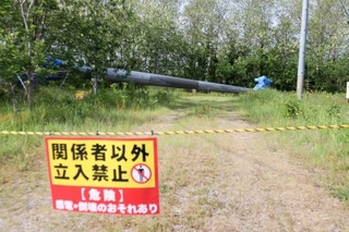 　風力発電の風車が倒壊した現場＝２７日、秋田県男鹿市