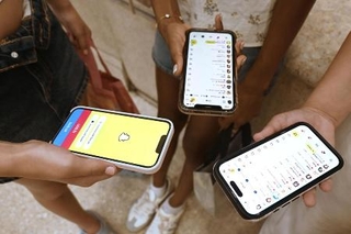 　スマートフォンでＳＮＳを見る子どもたち
