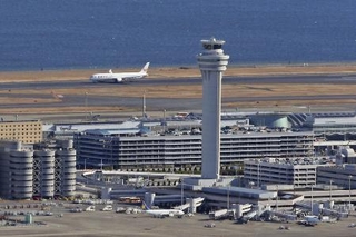 　羽田空港のＣ滑走路（奥）と管制塔＝２０２４年１月