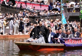 　博多座の歌舞伎公演を前に行われた「船乗り込み」で手を振る（先頭右から）尾上菊五郎さんと尾上菊之助さん＝３０日午後、福岡市