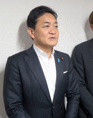 　京都市で記者団の取材に応じる国民民主党の玉木代表＝３０日午後