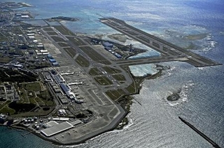 　那覇空港。右端は第２滑走路＝２０２２年