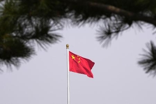 　北京市内に掲げられた中国国旗＝３月（共同）
